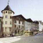 Das "Hirschenhaus", umgebaut 1892-1894 nach Plänen von Ludwig Thiersch, am Berchtesgadener Marktplatz mit dem Marktbrunnen © Oskar Anrather