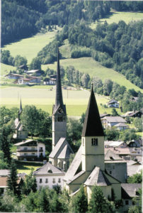 Die drei Kirchen von Bischofshofen: Pfarrkirche mit dem Kastenturm (rechts), Frauenkirche, Georgskirche © Fritz Hörmann