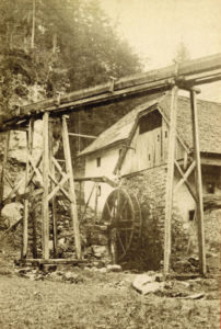 Kugelmühle in Fürstenbrunn vor 1874. Aus Marmorklötzen wurden mit Hilfe von mit dem Wasserrad betriebenen Schleifsteinen Kugeln erzeugt. (Reproduktion SLA)