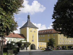 Oberes Stadttor mit dem ehemaligen fürsterzbischöflichen Schloss. © S. Schwedler