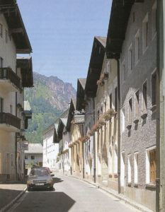 Häuserzeile an der Salzburger Straße. © Oskar Anrather