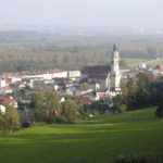 Blick auf die Stadt Tittmoning – im Hintergrund die Schlote des Kohlekraft-werkes Riedersbach, OÖ. © S. Schwedler