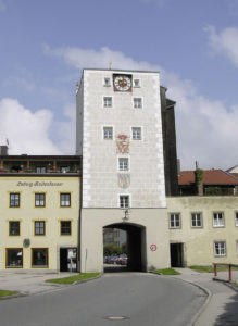 Das Laufener Tor mit Wappen des Erzbischofs Harrach. © S. Schwedler