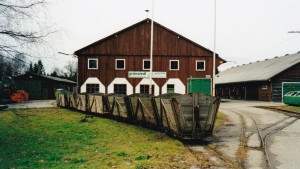 Einer der letzten Torfzüge in Bürmoos im November 2000. Von den Gleisen und Gebäuden ist heute nichts mehr vorhanden. © C.-D. Hotz