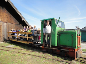 Feldbahnzug vor dem Lokschuppen des Torfwerks Ainring © Freunde Ainringer Moos e.V.