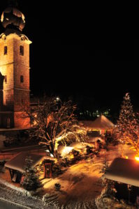 Die Wallfahrtskirche St. Leonhard bei Grödig mit dem traditionsreichen Adventmarkt