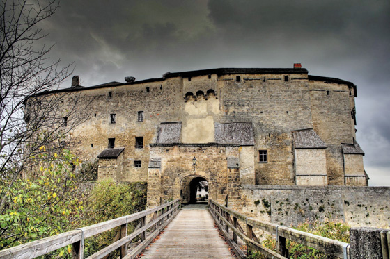 Die Burg von Tittmoning entwickelte sich zur starken Salzburger Grenzbefestigung gegen Bayern. © J. Lang/Stadtarchiv Bad Reichenhall