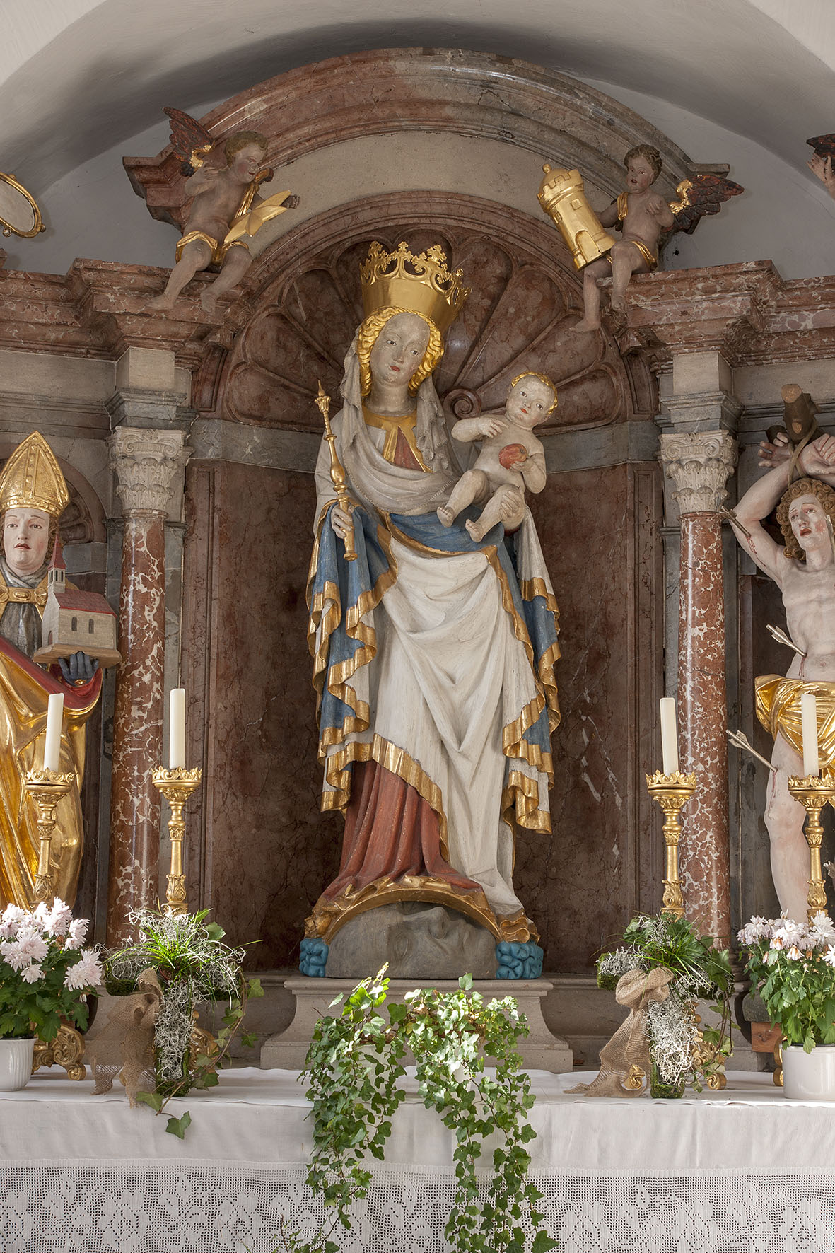 Die Wallfahrtsmadonna ("schöne Madonna" genannt, von 1430) in der Wallfahrtskirche Weildorf; Weildorf war eine große Wallfahrt und lebt derzeit wieder als Wallfahrtsort auf © ROHA Fotothek Teisendorf