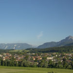 sommerliches Panorama über Teisendorf mit den Bergen über Salzburg, Untersberg, Fuderheuberg, Hochstaufen, Zwiesel und Teisenberg © ROHA Fotothek Teisendorf