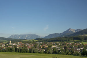 sommerliches Panorama über Teisendorf mit den Bergen über Salzburg, Untersberg, Fuderheuberg, Hochstaufen, Zwiesel und Teisenberg © ROHA Fotothek Teisendorf